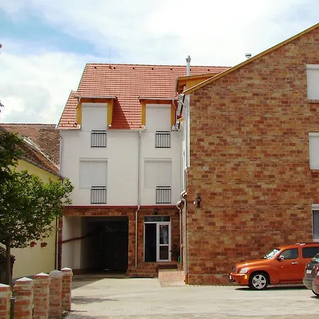 Emanapartmanok Sarvar Apartment